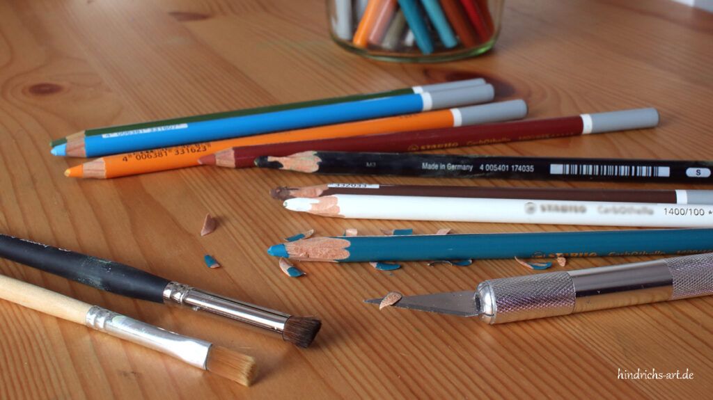 Pastellstifte und Pinsel